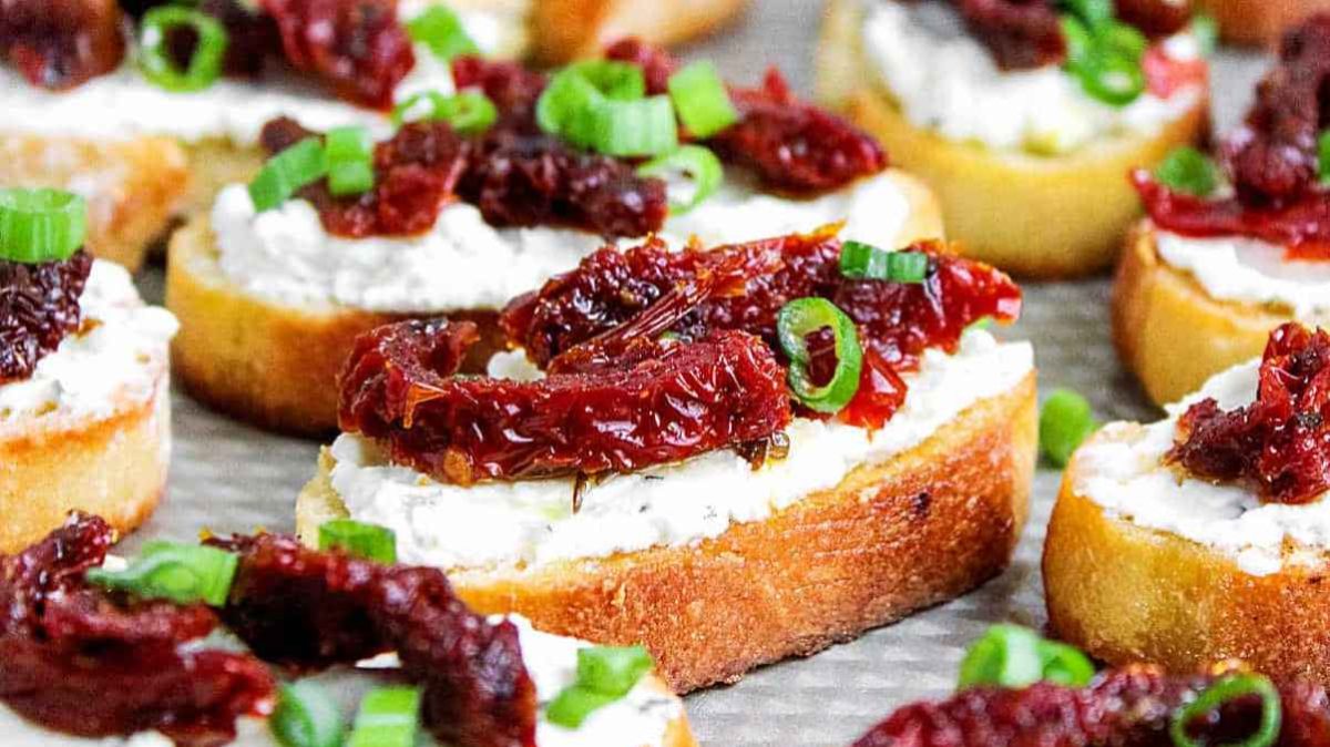 Sun Dried Tomato Bruschetta (Easy Appetizer). 