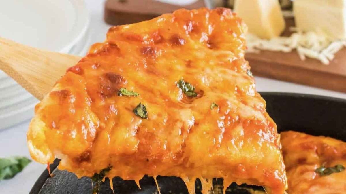 The Best Crispy Cast Iron Skillet Pizza Recipe. 