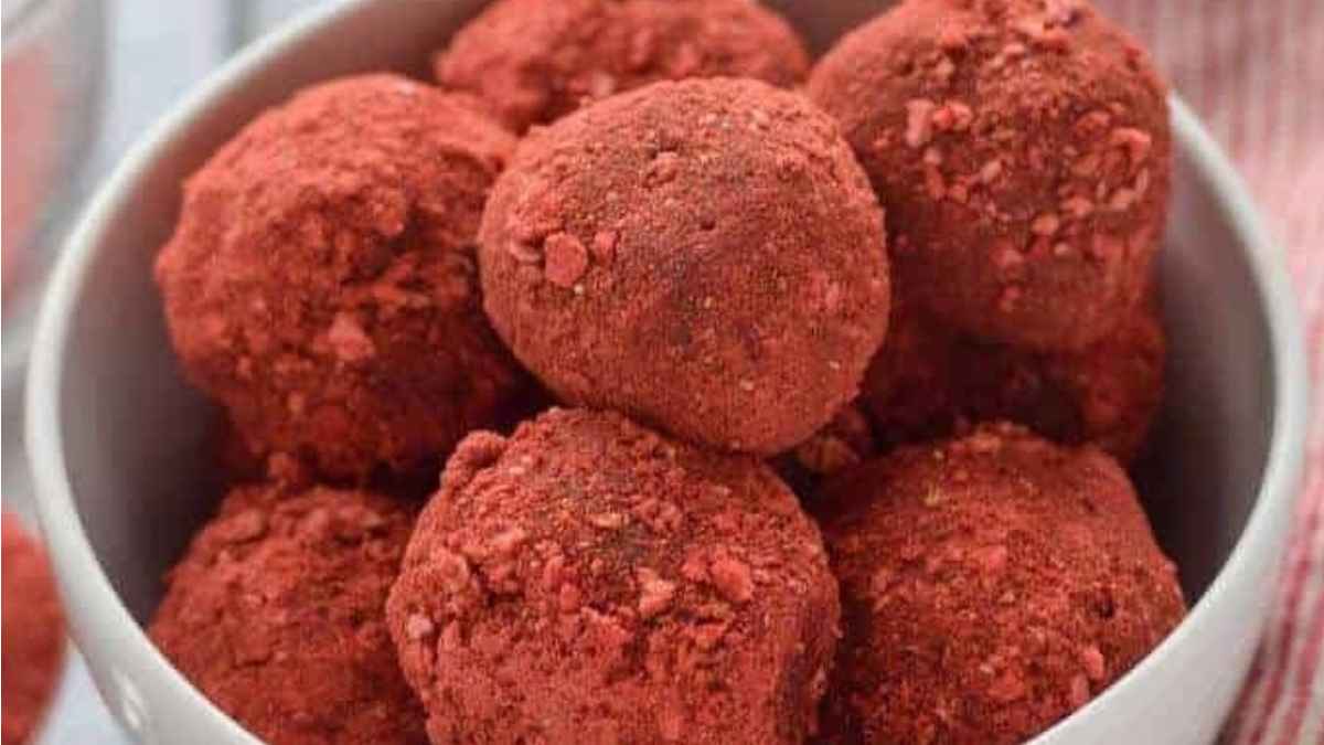 Three Ingredient Paleo Chocolate Truffles. 