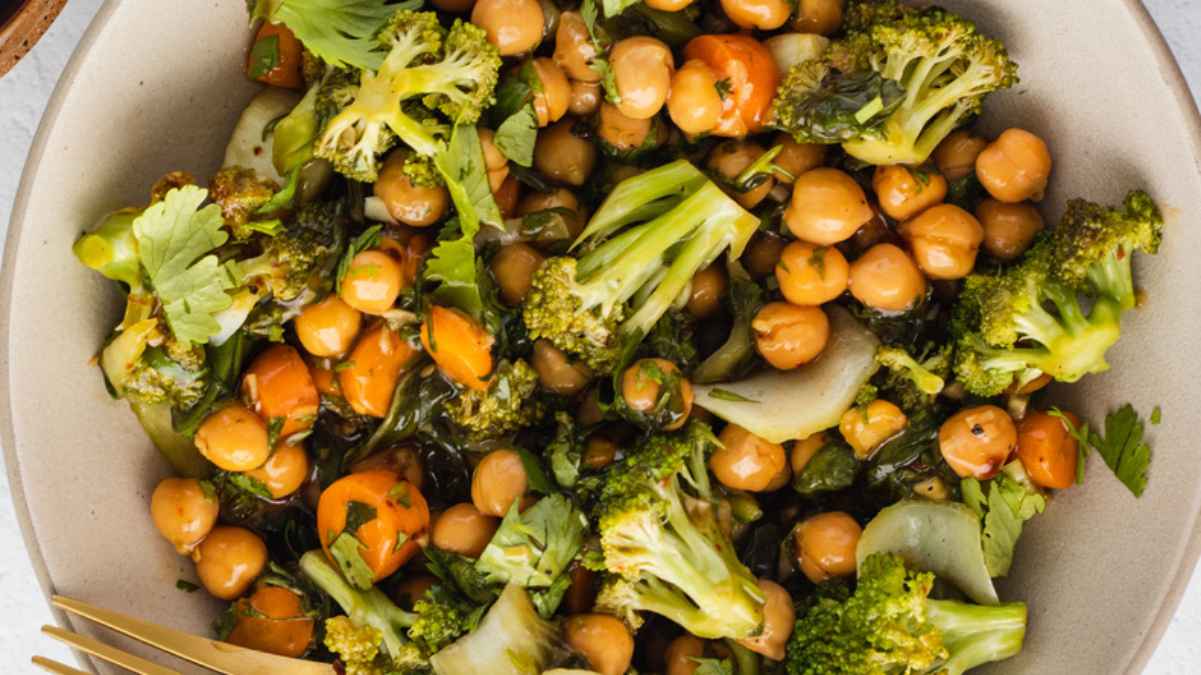 Vegan Garlic Chickpea Stir Fry With Broccoli And Carrots.