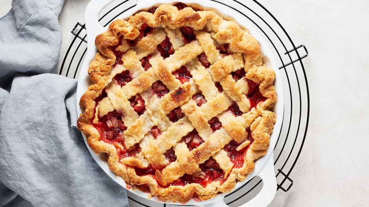 Vegan Strawberry Rhubarb Pie. 