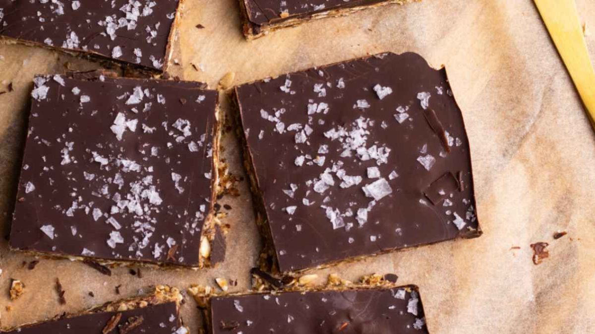 Vegan No Bake Tahini Oatmeal Date Bars With Dark Chocolate. 