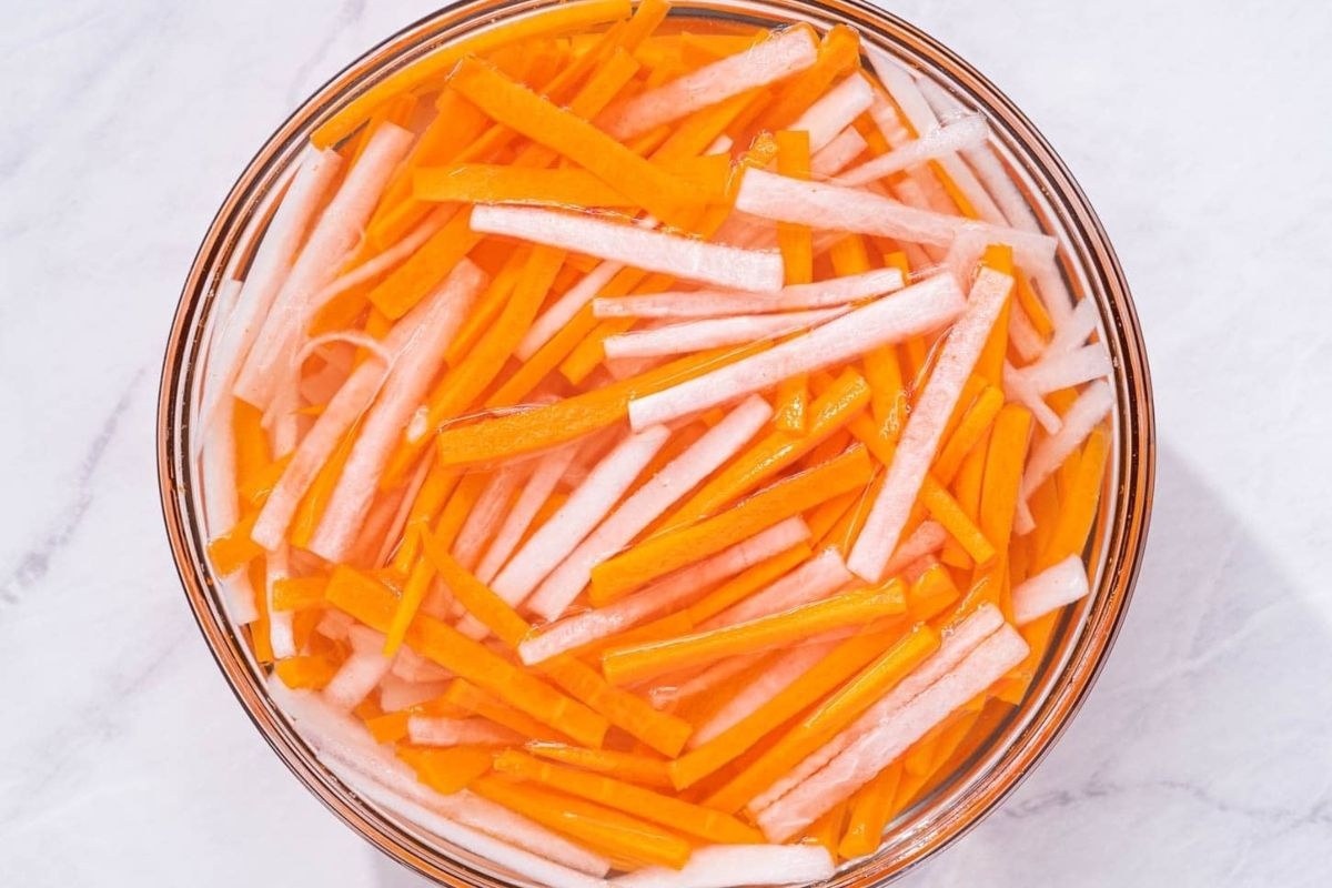 Vietnamese Pickled Carrots And Daikon do Chua