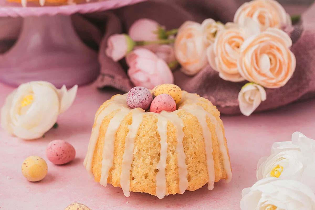 Easter Mini Vanilla Bundt Cakes With Chocolate Eggs.