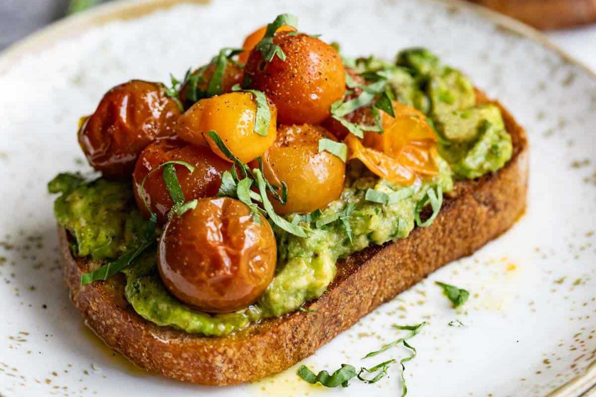 Avocado Toast With Tomato. 