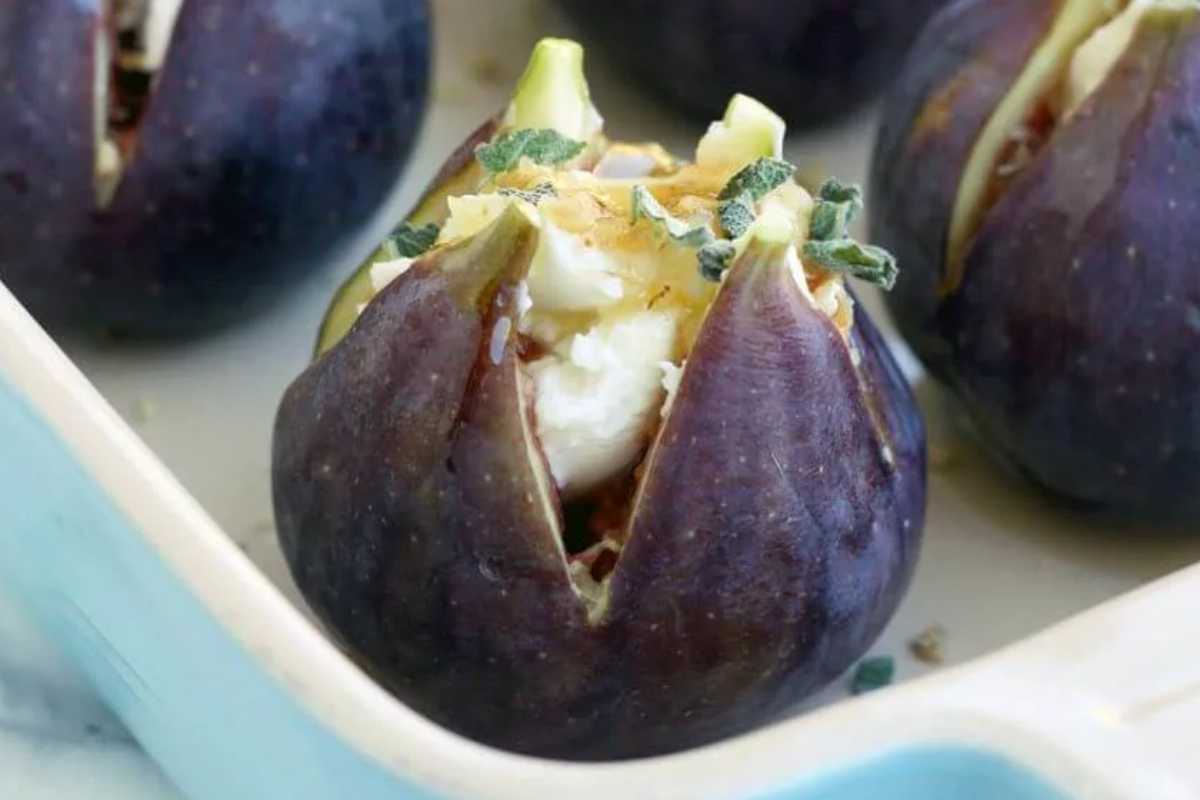 Baked Figs with Goat Cheese. 
