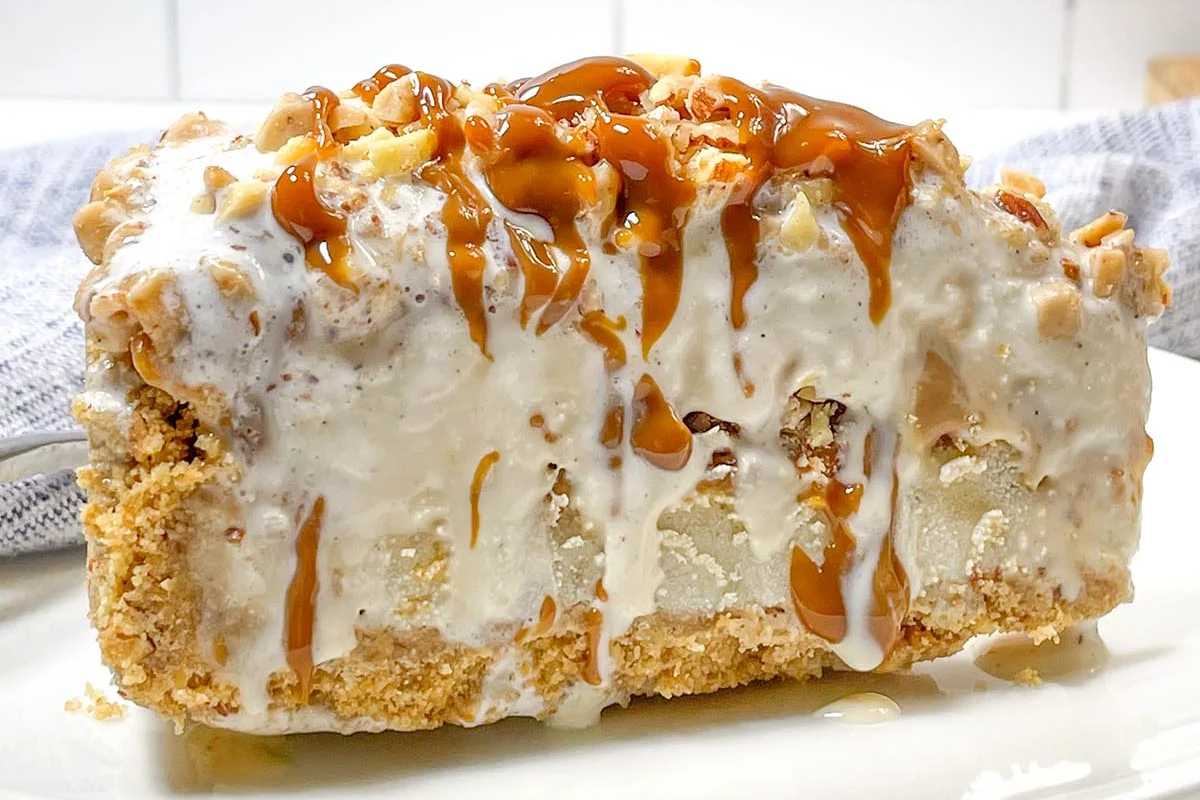 Banana Caramel Ice Cream Cake (Banoffee). 