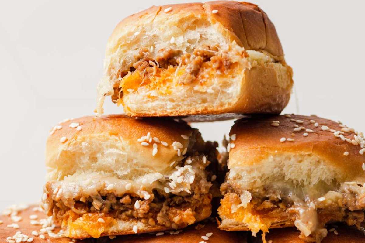 Cheeseburger Sliders With Hawaiian Rolls. 
