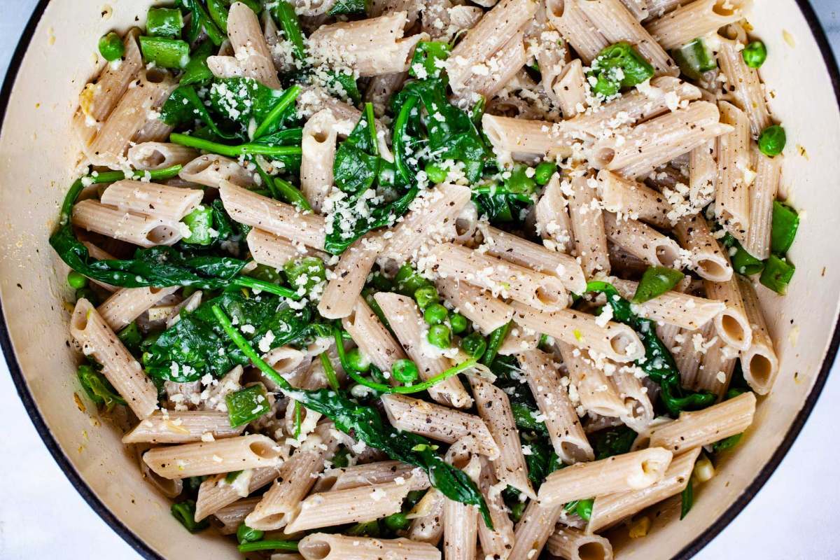 Easy Spinach Garlic Pasta With Peas. 