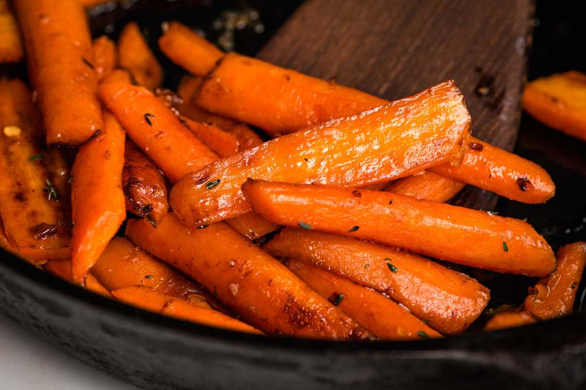 Easy Carrot Saute With Honey And Thyme. 