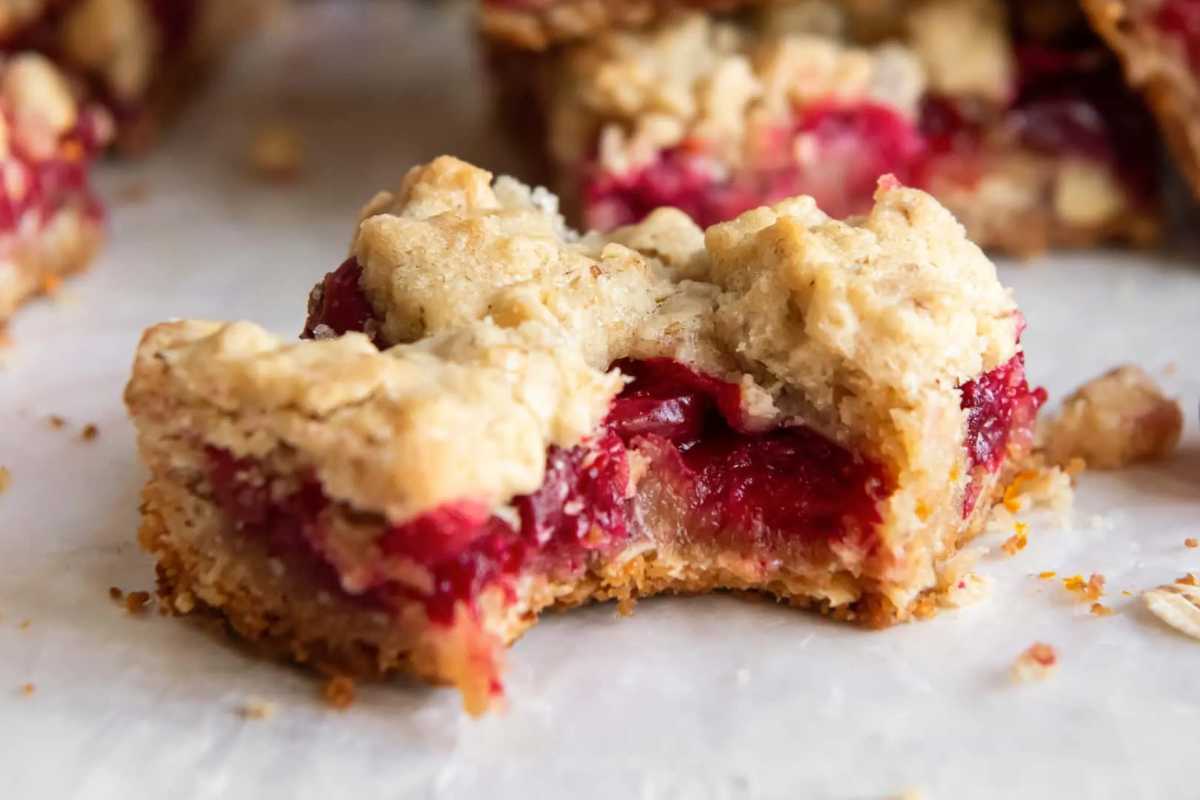 Easy Cranberry Crumble Bars. 