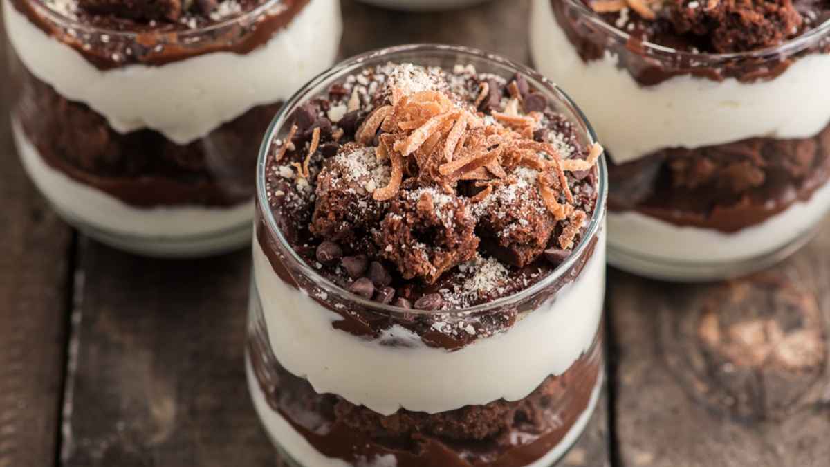 Easy No-Bake Brownie Cheesecake Parfait Recipe.