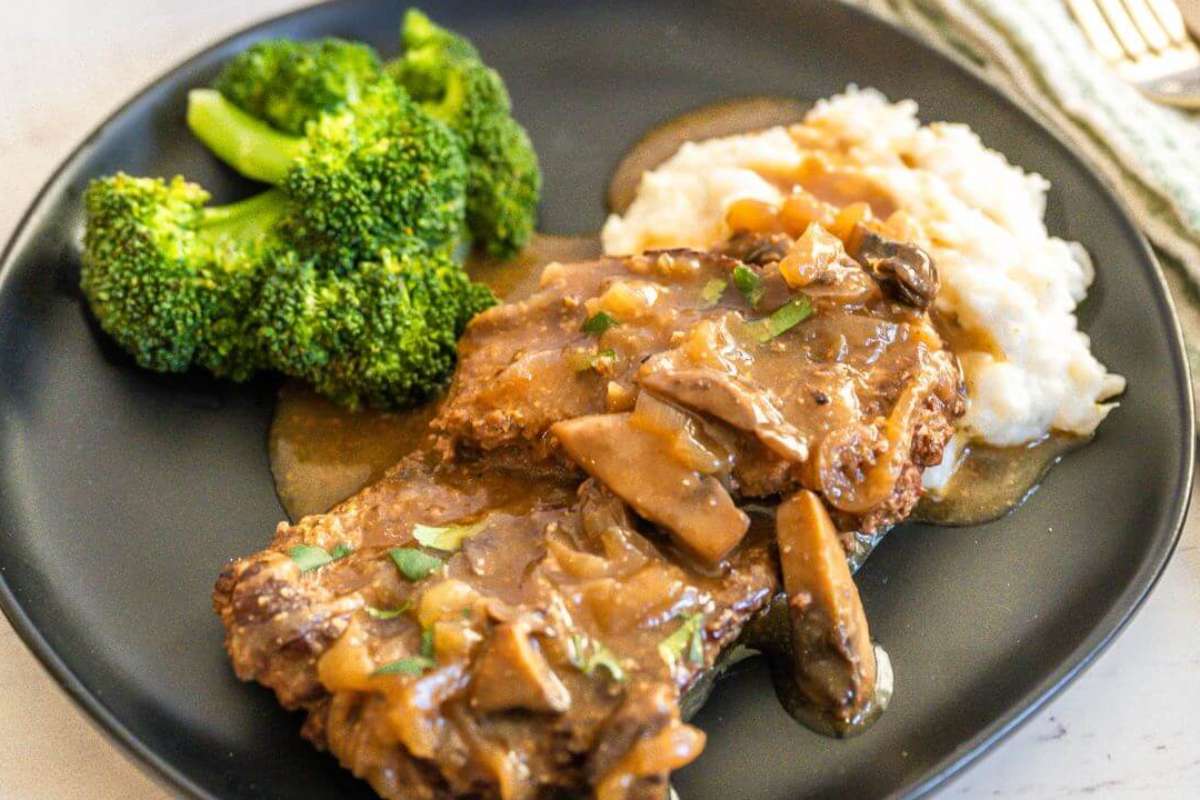 Easy Slow Cooker Cube Steak Recipe with Gravy.