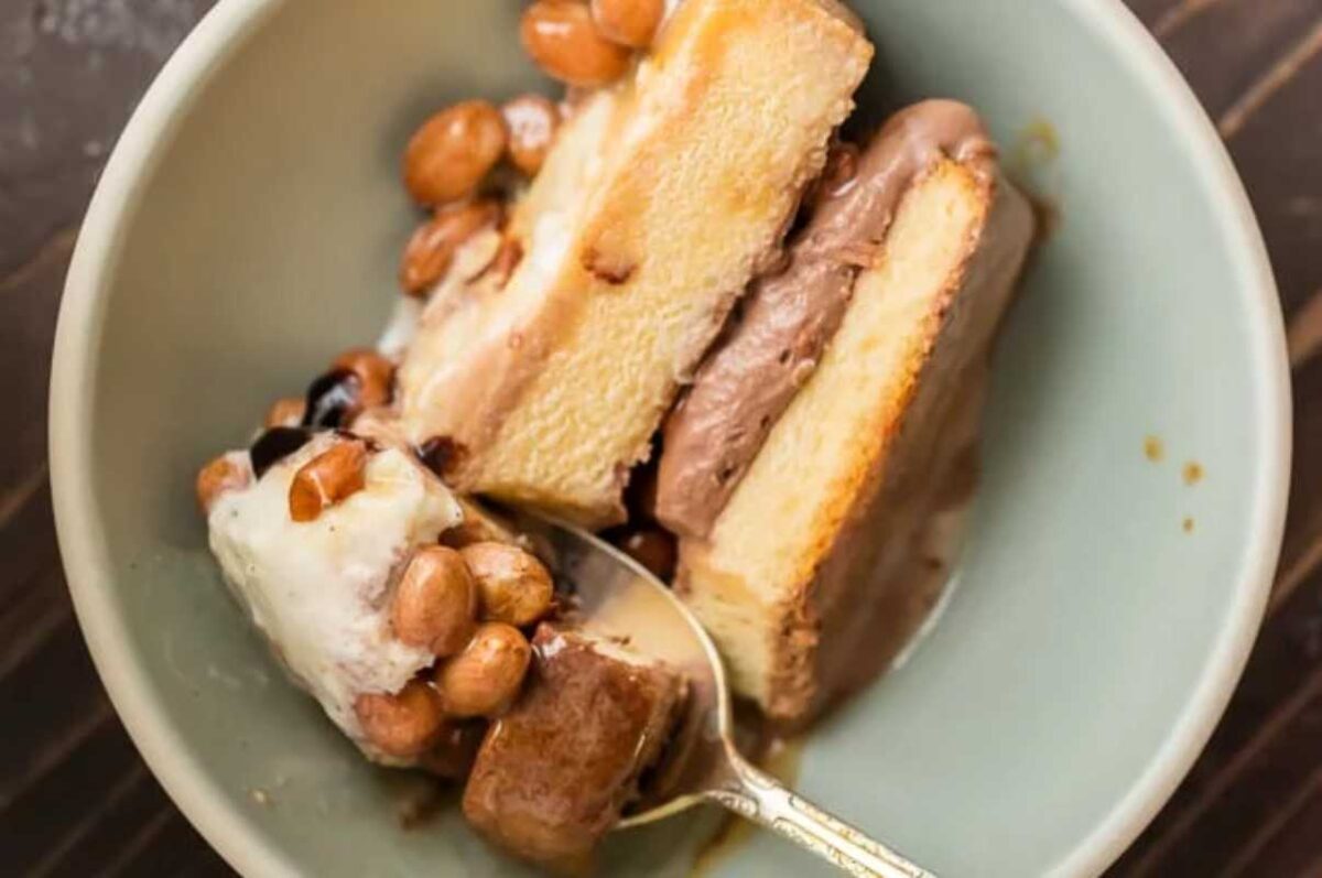 Easy Snickers Ice Cream Cake Recipe. 