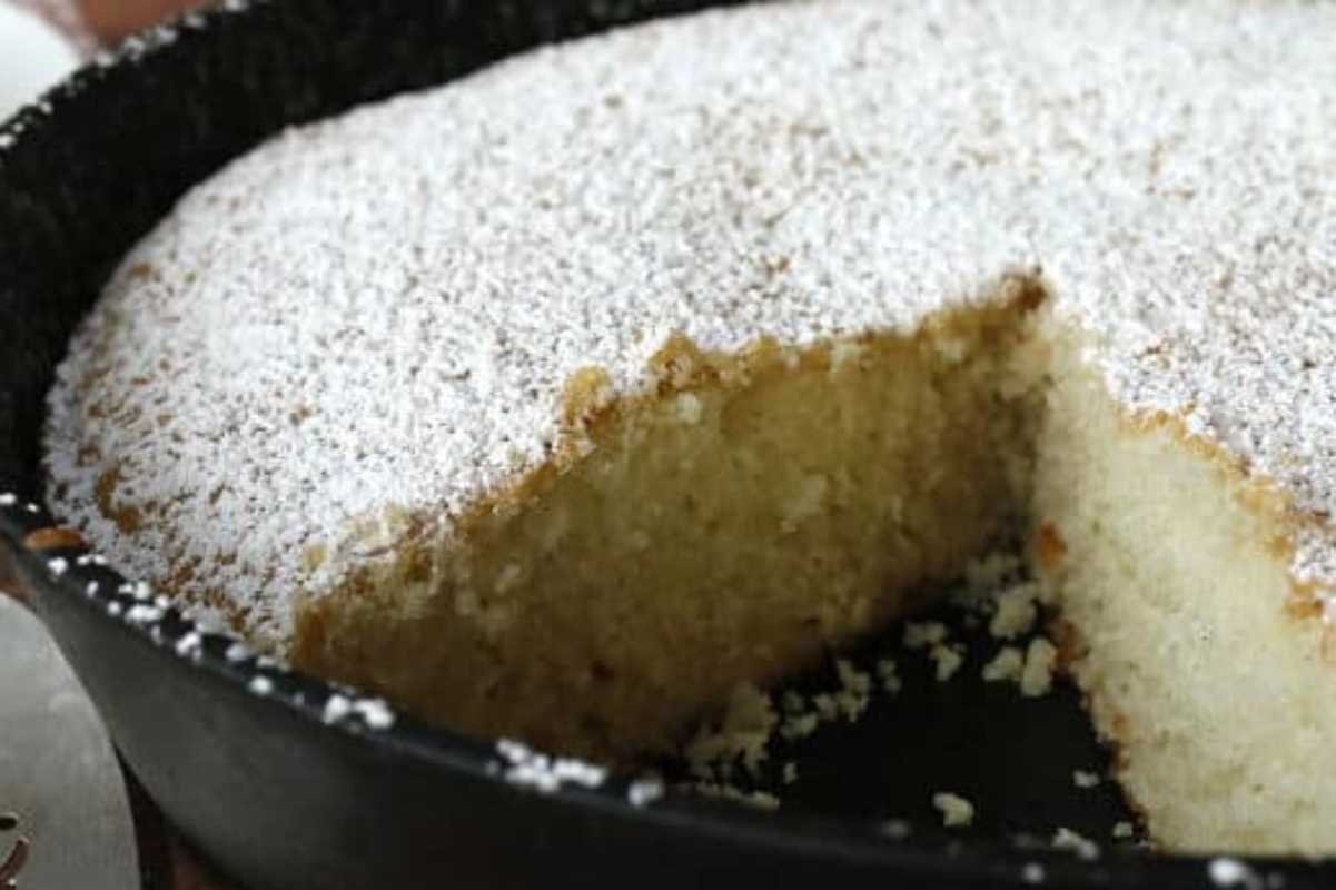Easy Vanilla Cake In A Skillet. 