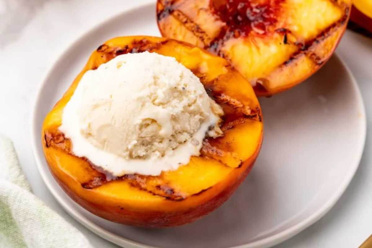 Grilled Peaches With Vanilla Ice Cream. 