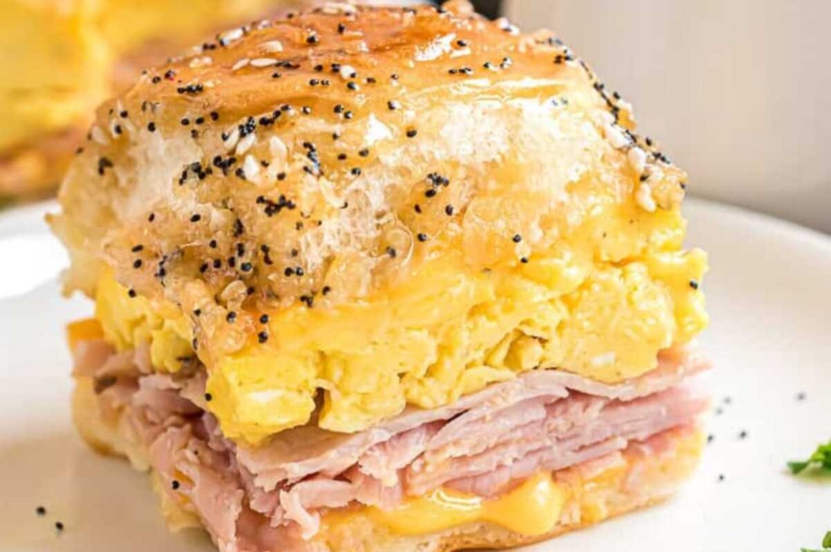 Hawaiian Roll Breakfast Sliders Recipe (Quick & Easy). 