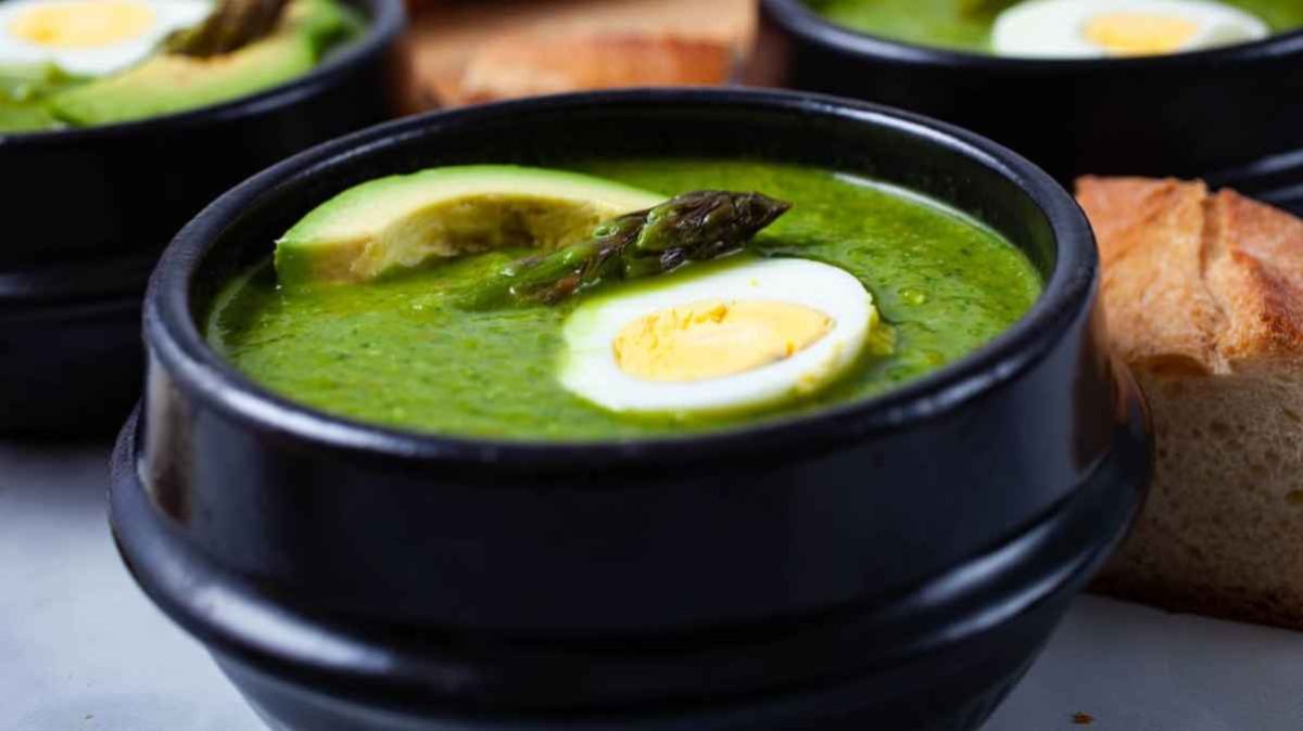 Healthy Creamy Asparagus Soup (No Cream). 