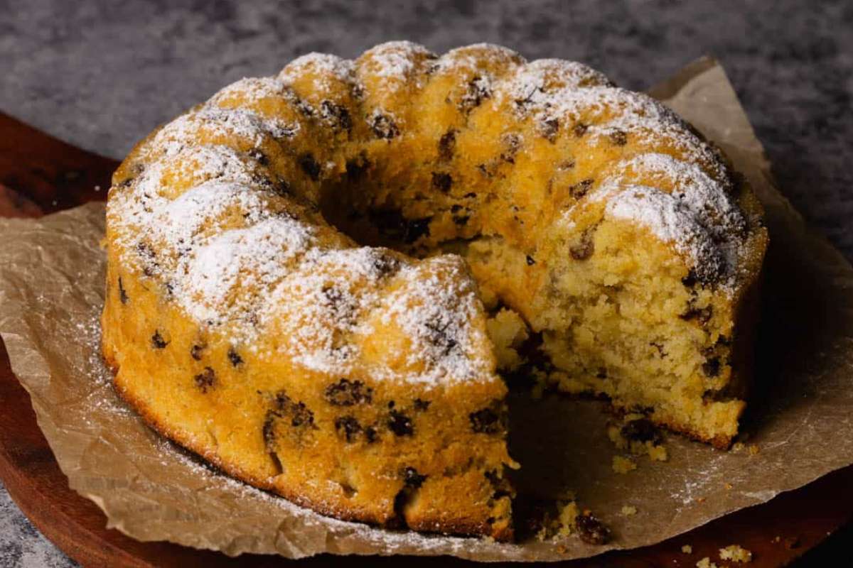 Old-Fashioned Raisin Cake. 
