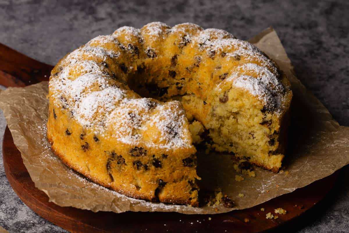 Old-Fashioned Raisin Cake. 