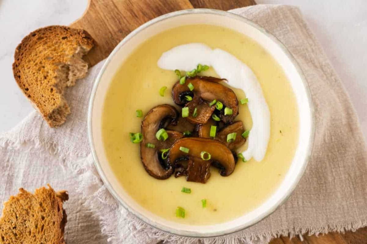 Potato Leek Mushroom Soup (Easy And Flavorful). 