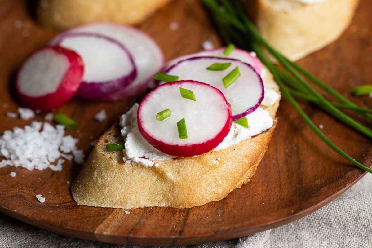 Radish Appetizer Toasts. 