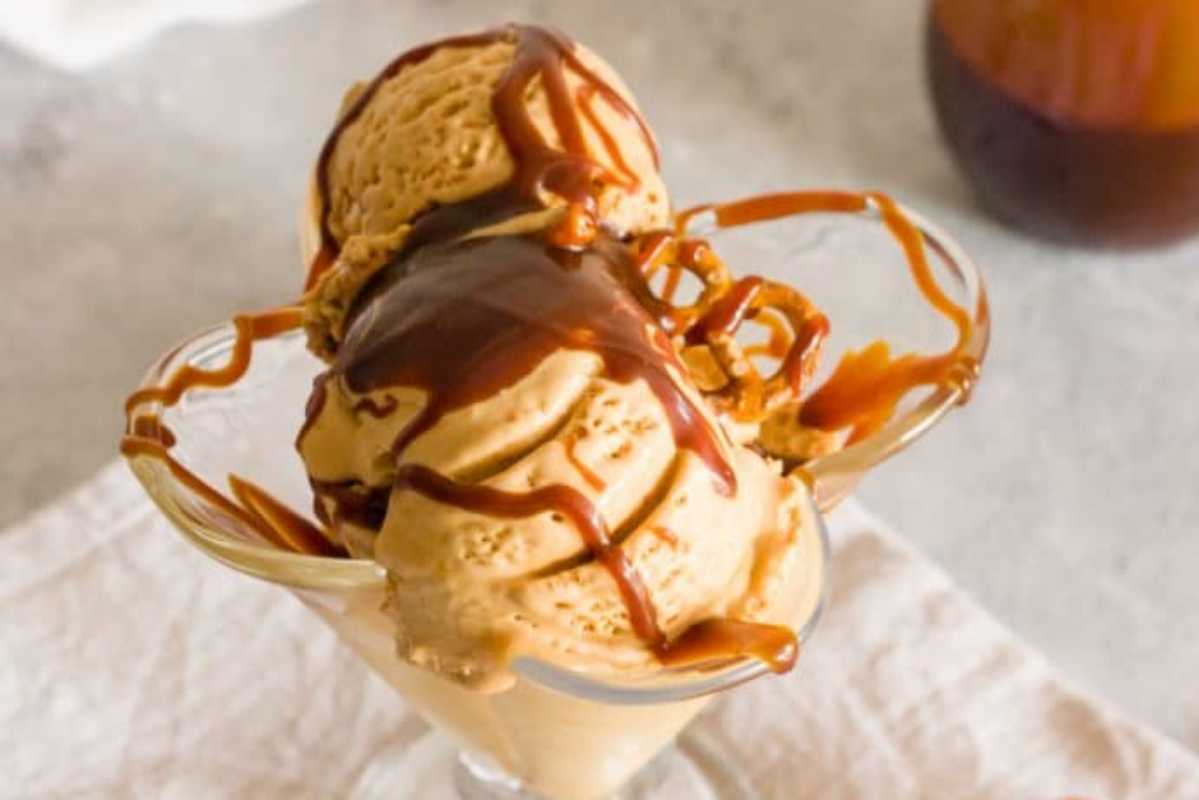 Salted Caramel Pretzel Ice Cream (No Churn). 