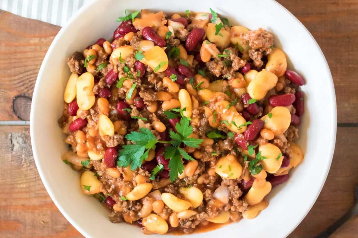 Slow Cooker Beefy Baked Beans. 