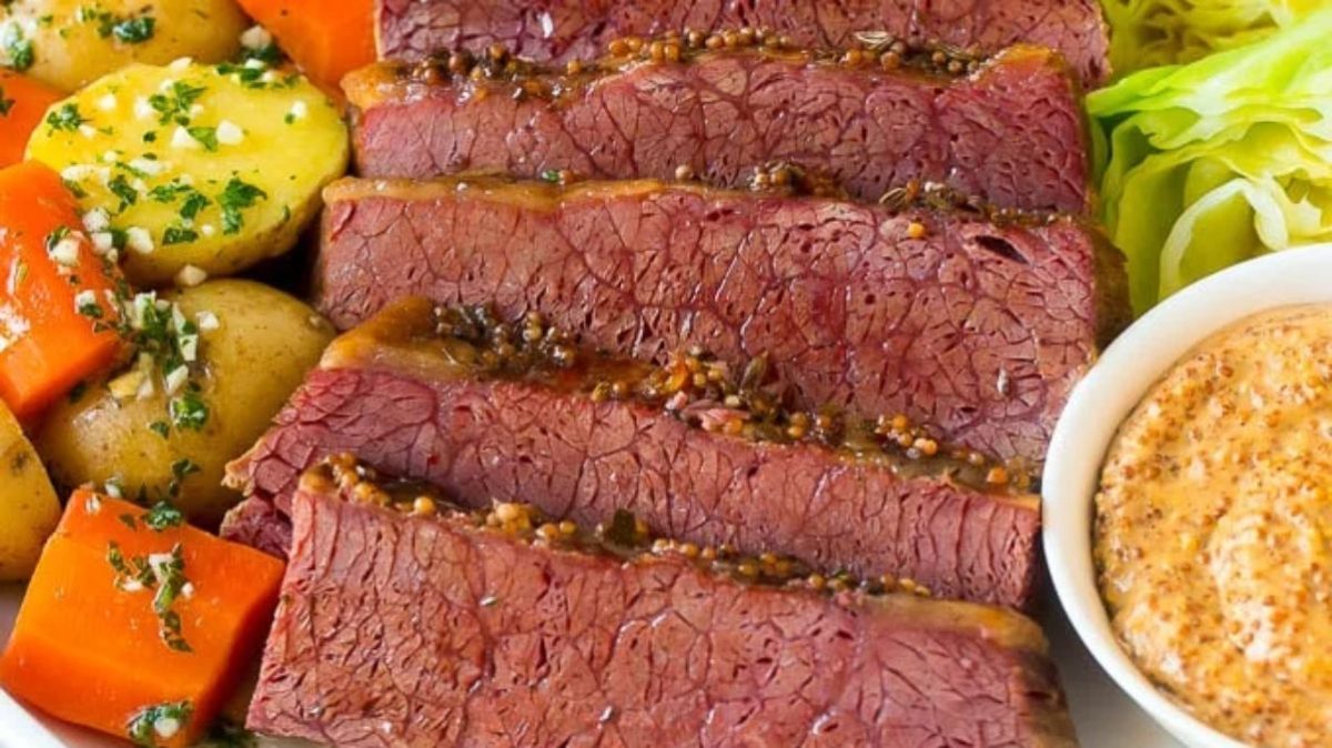Slow Cooker Corned Beef And Cabbage. 