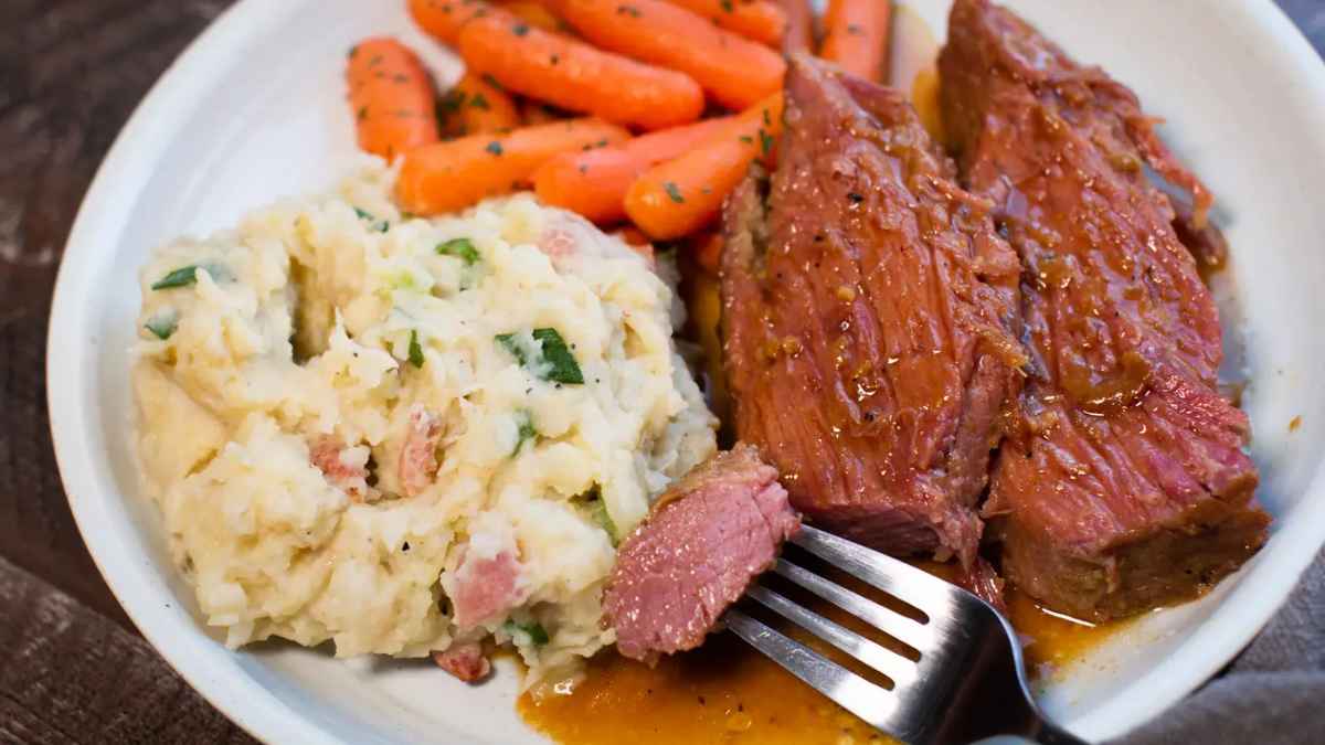 Slow Cooker Maple Mustard Corned Beef. 