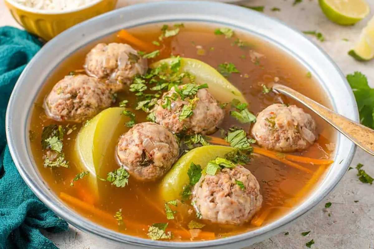 Sopa De Albondigas (Meatball Soup). 