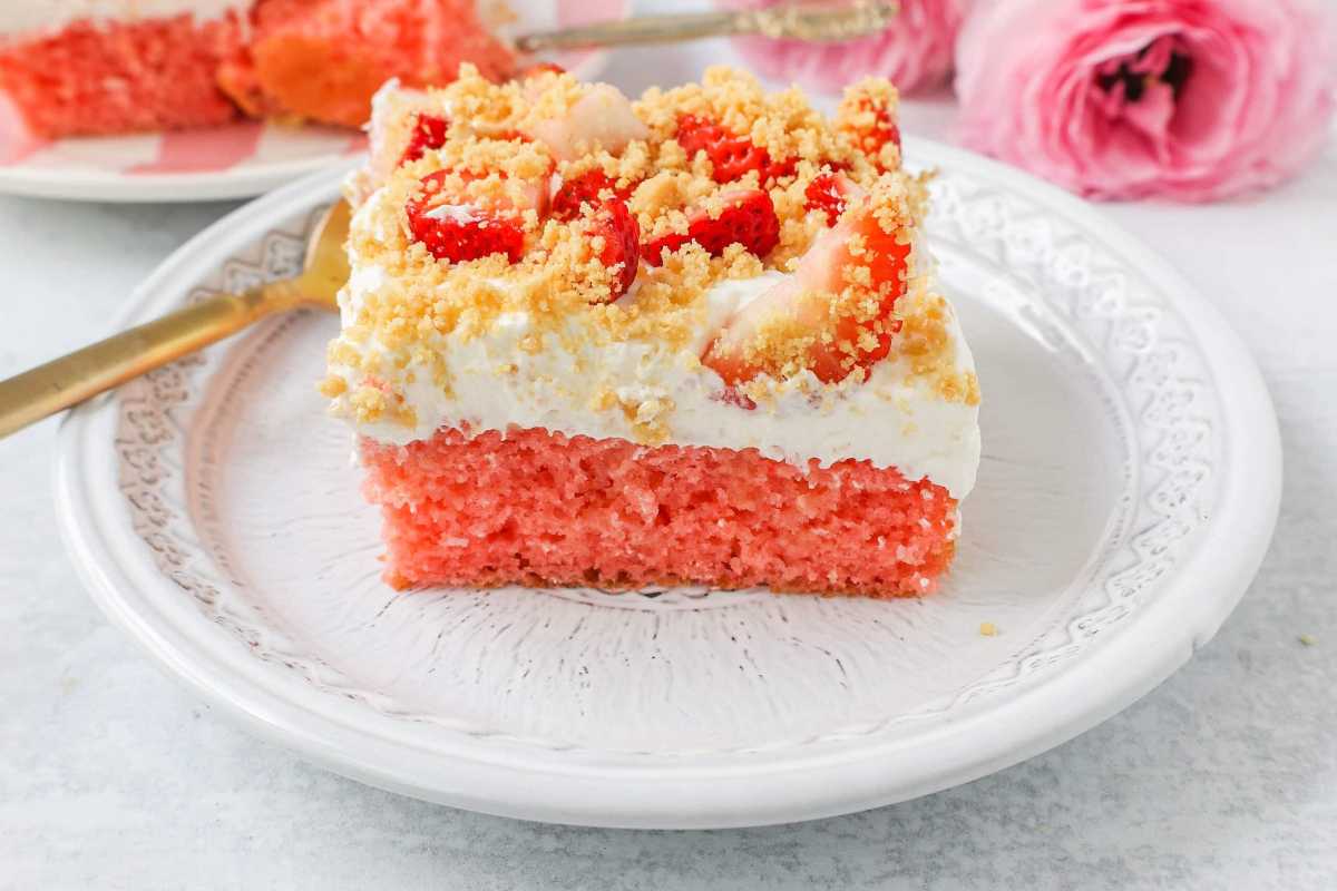 Strawberry Cream Crunch Cake.