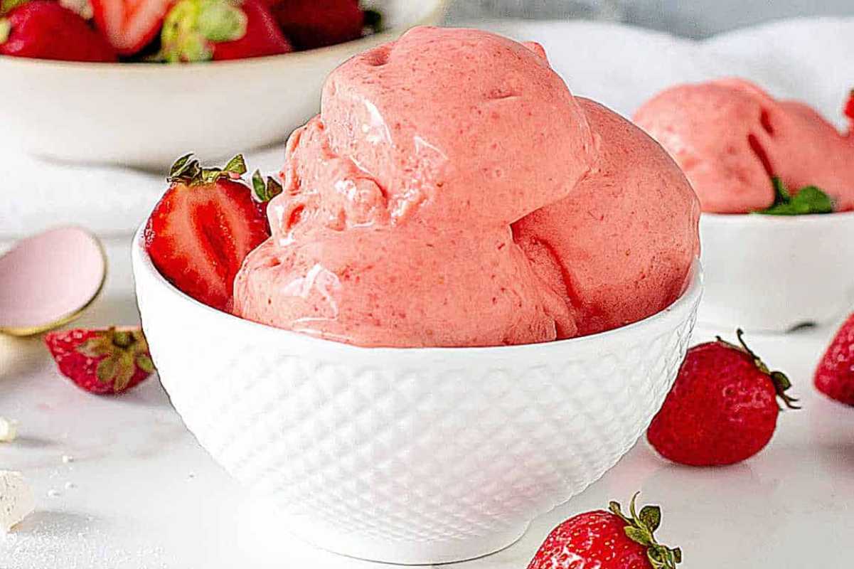 Strawberry Ice Cream (No Churn).