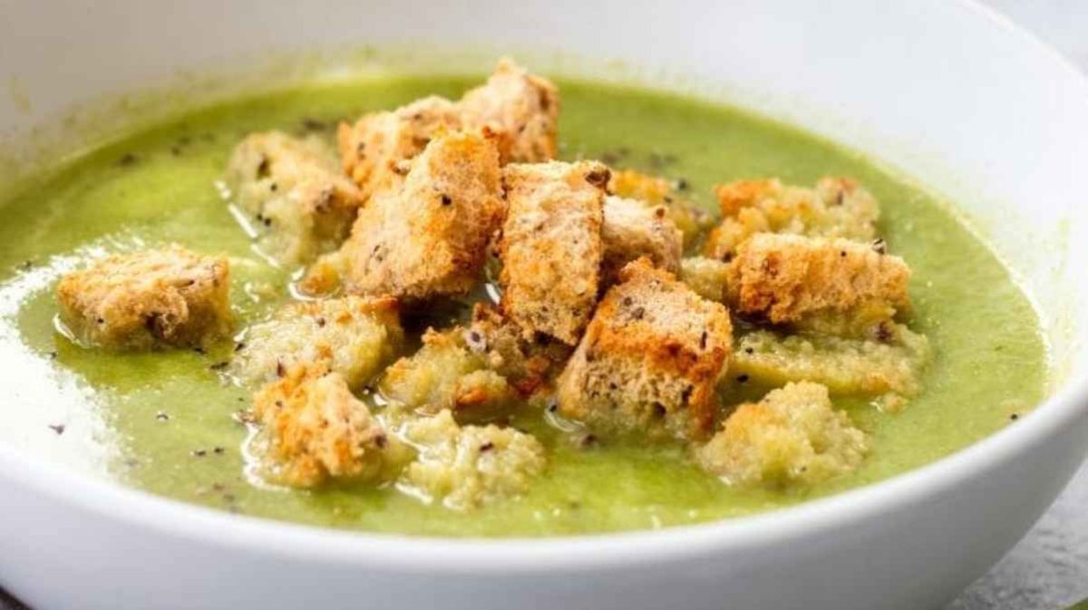 Sugar Snap Pea And Asparagus Soup. 