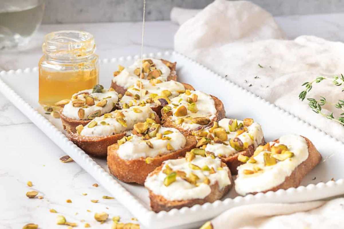 Whipped Ricotta Crostini With Honey And Pistachios. 