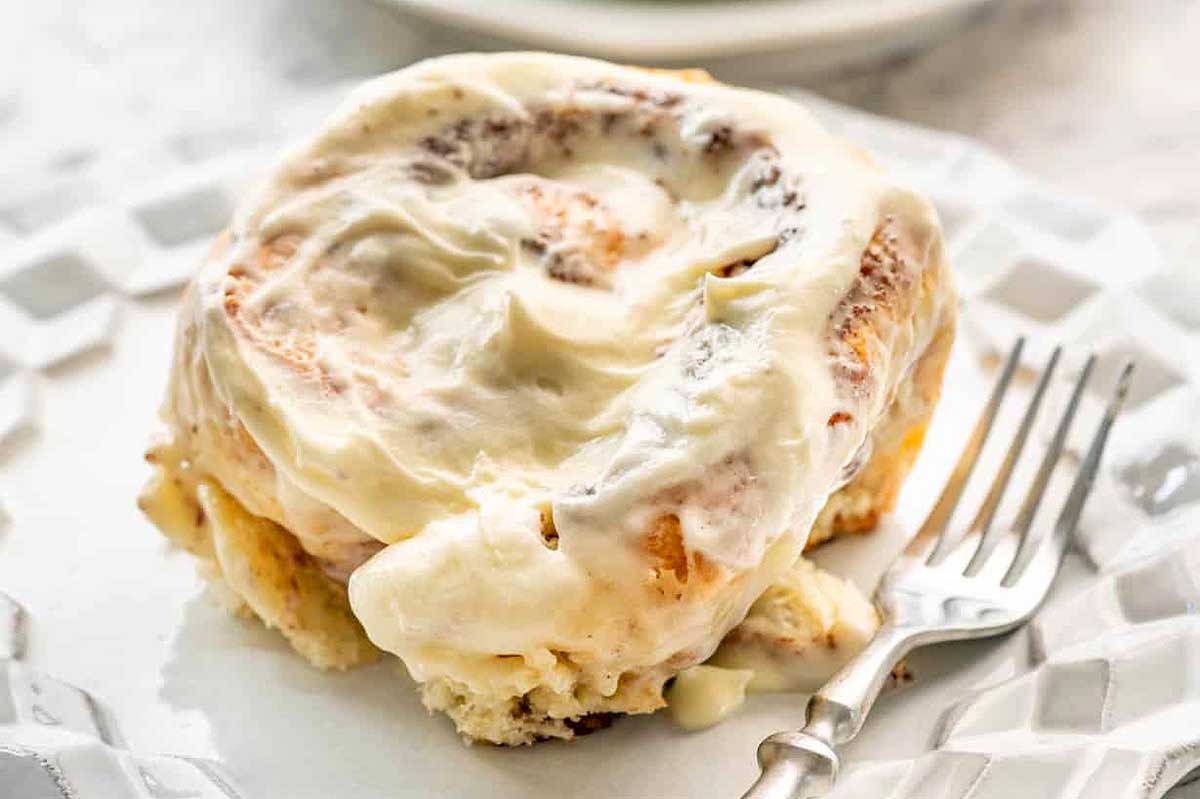cinnabon cinnamon roll