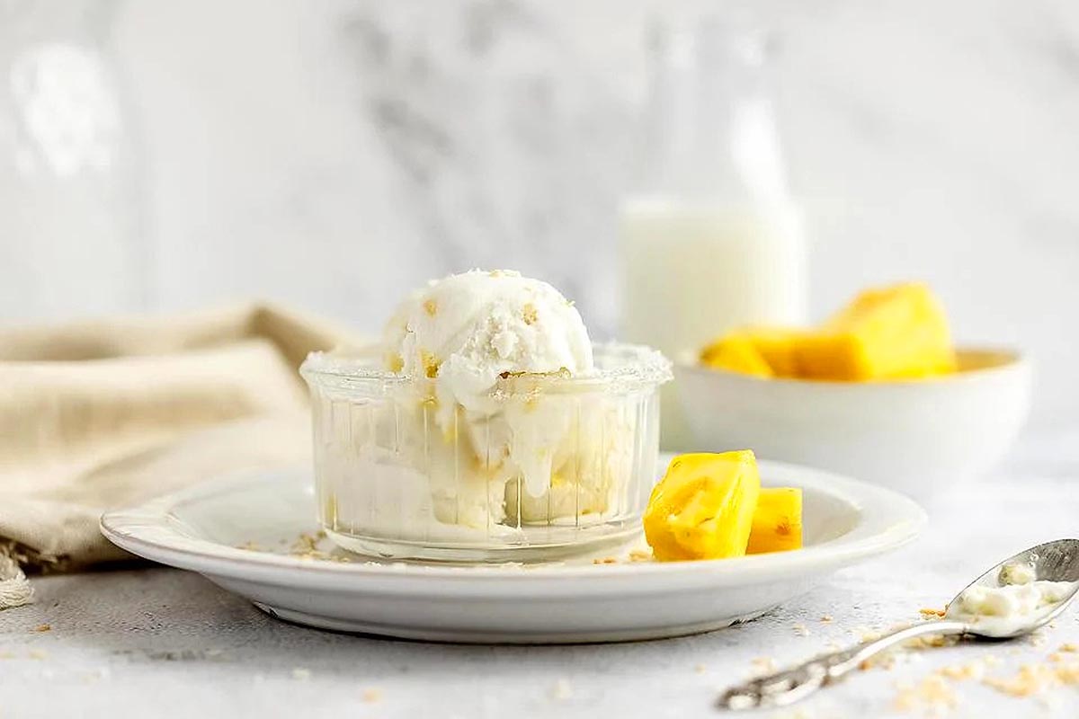 Coconut Pineapple Frozen Yogurt. 