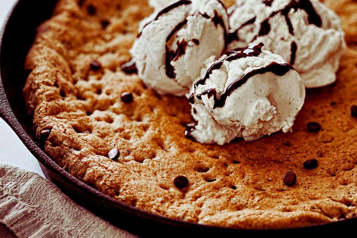 vegan skillet chocolate chip cookie