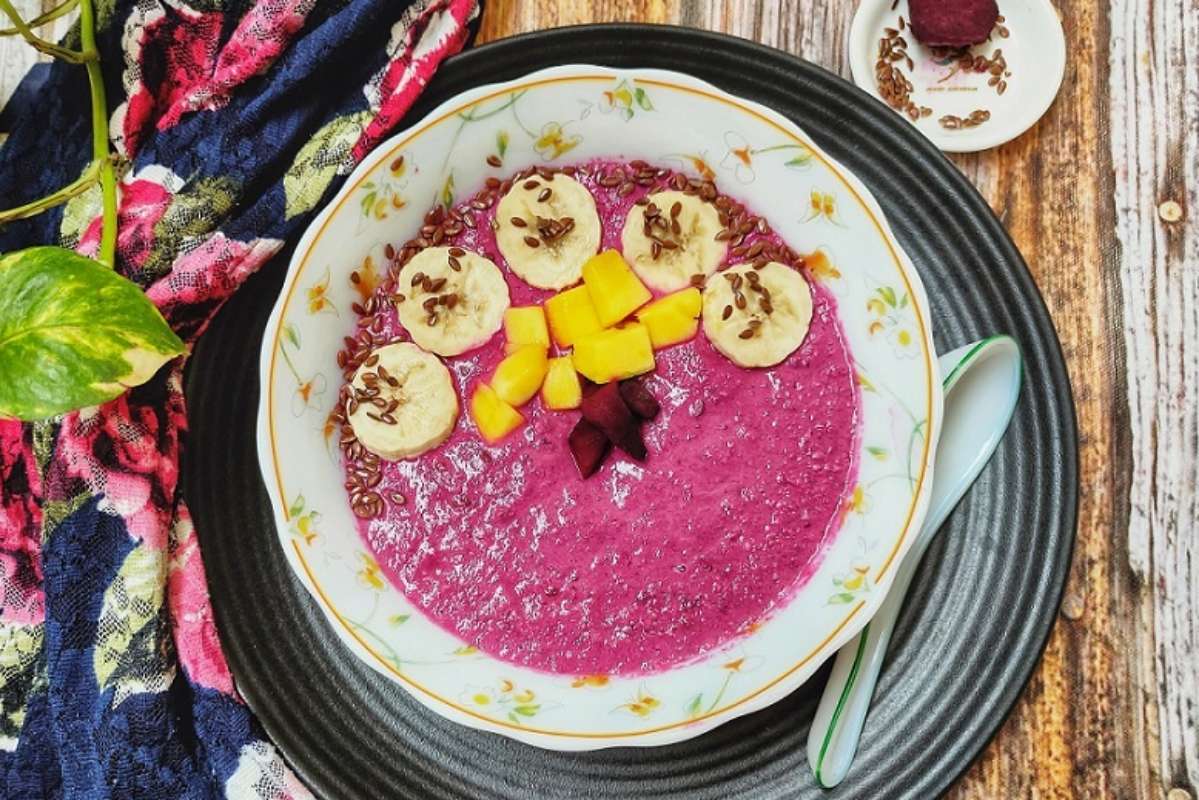 Beetroot Smoothie Bowl {Easy, Low Calorie}. 