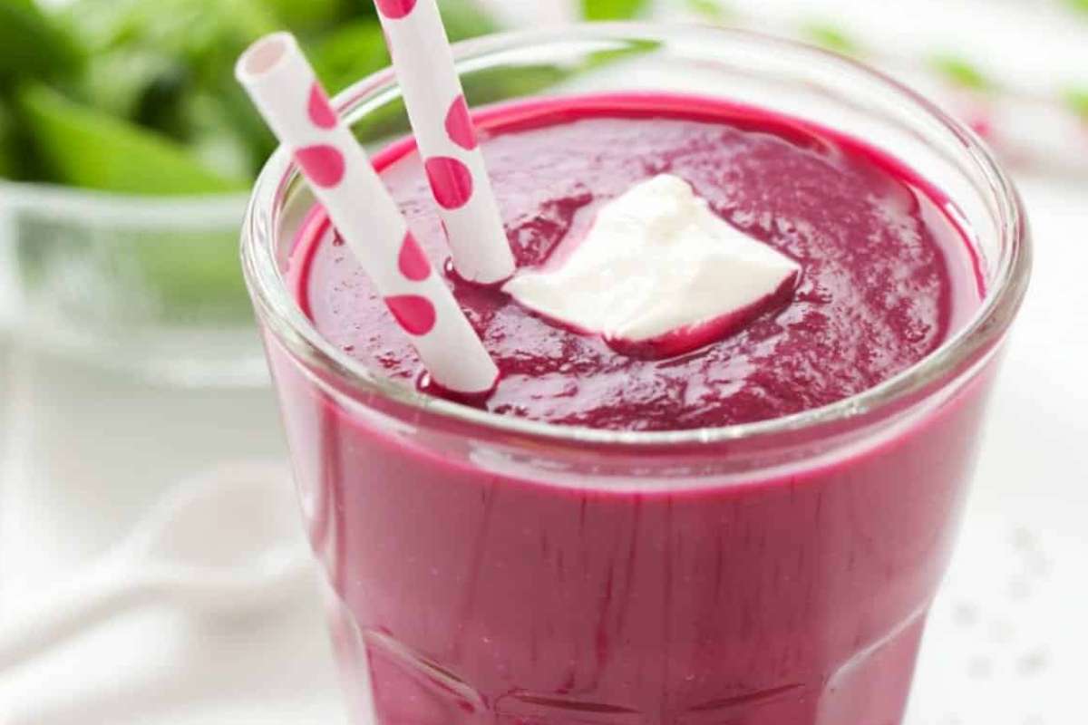 Beetroot Smoothie With Apple & Ginger. 