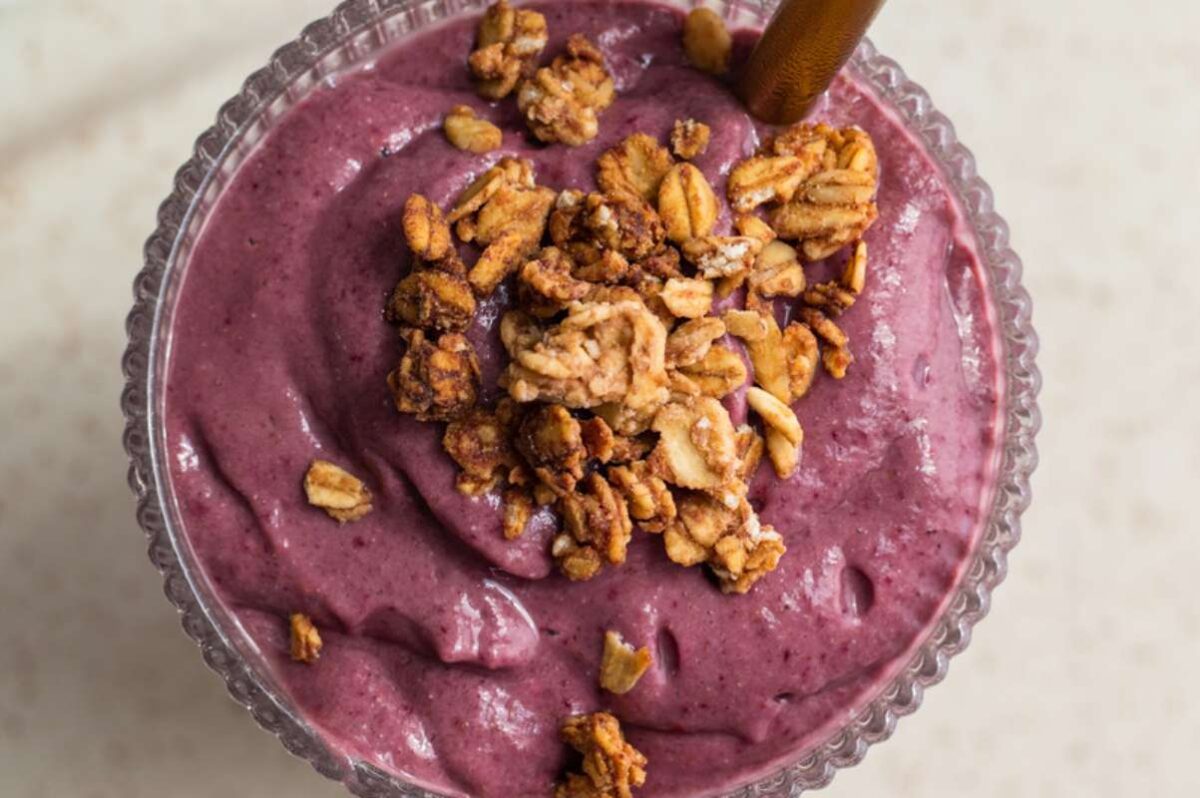 Blackberry Avocado Smoothie With Cauliflower (Vegan). 
