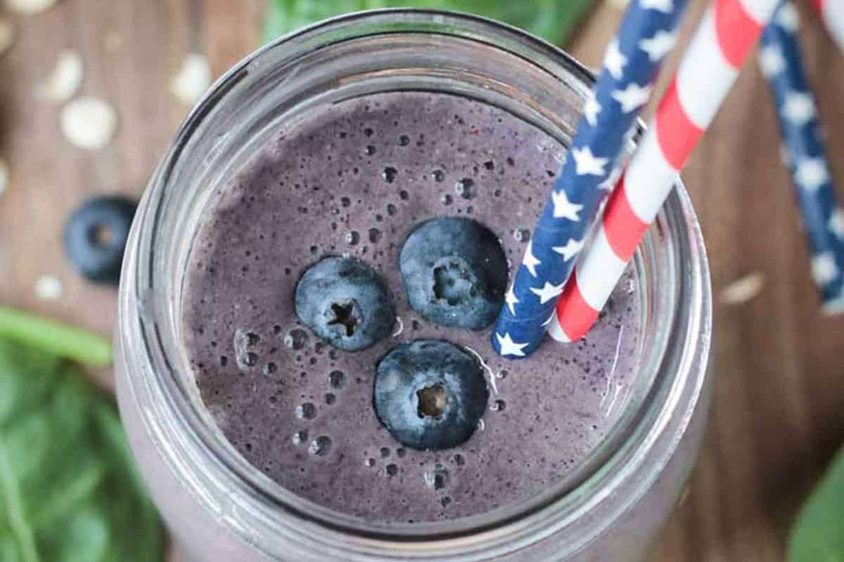 Blueberry Oatmeal Smoothie. 