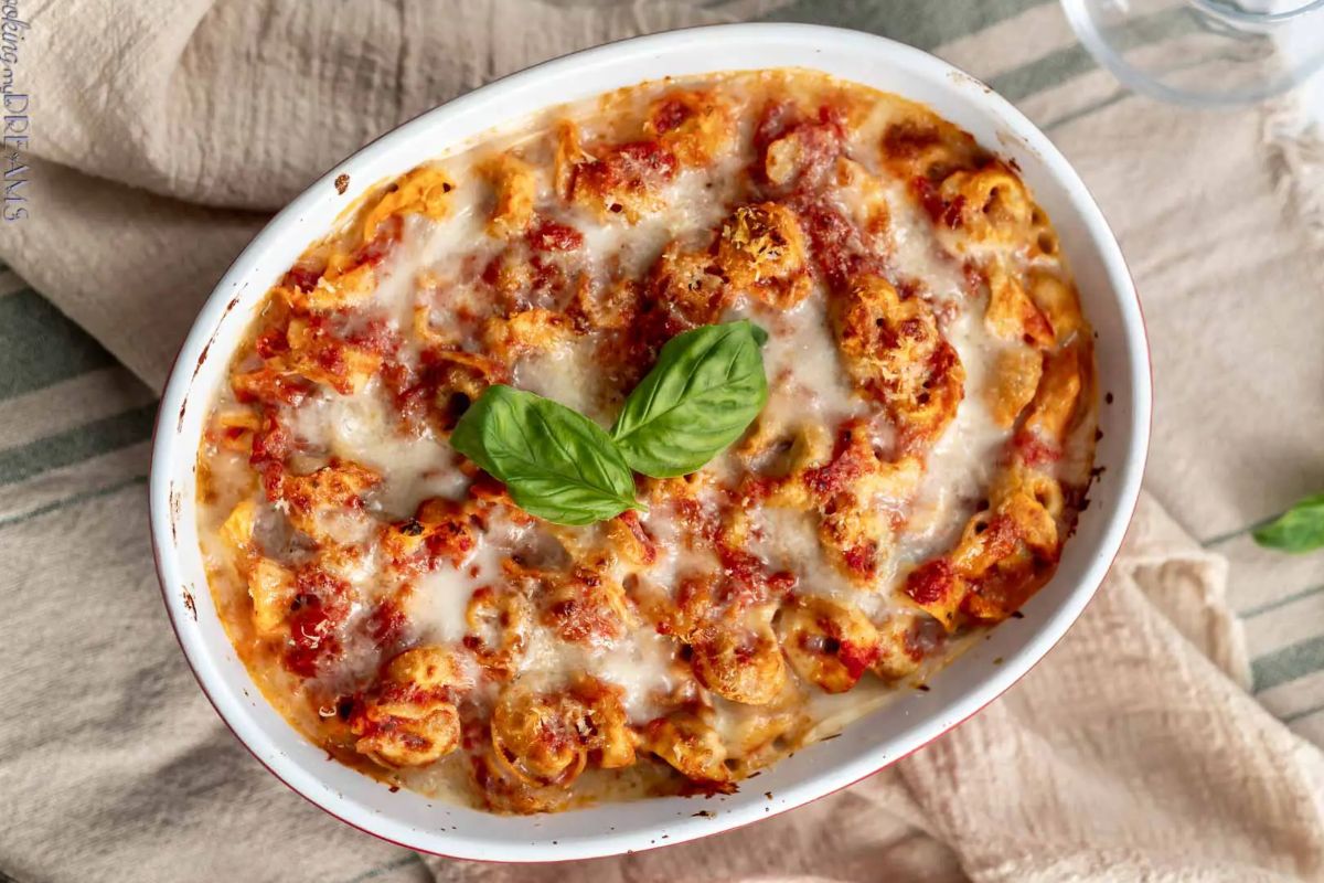 Cheesy Baked Tortellini With Mozzarella And Tomato Sauce