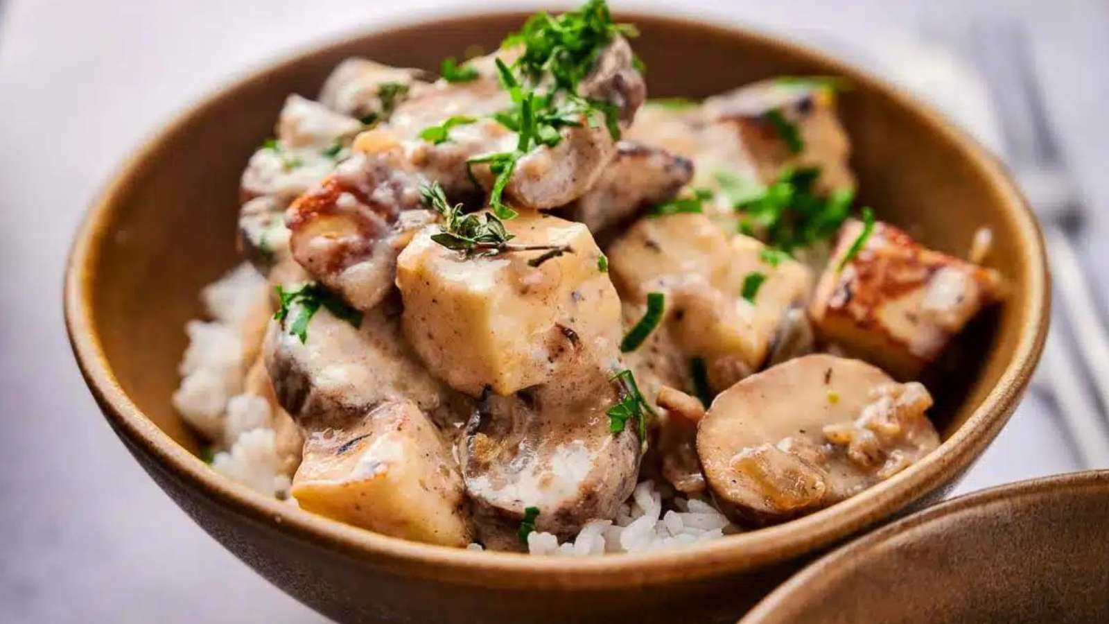 Halloumi Stroganoff recipe by Chocolates and Chai.