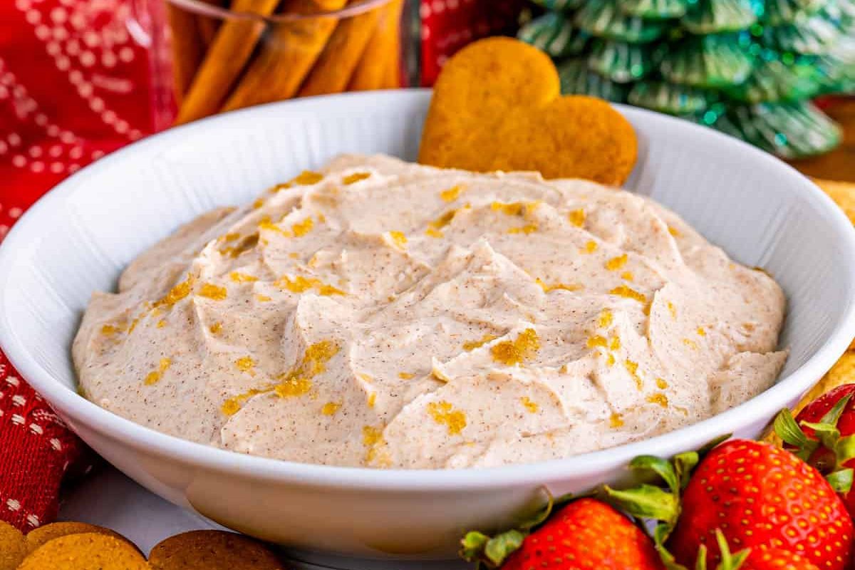 Cinnamon Roll Cheesecake Dip