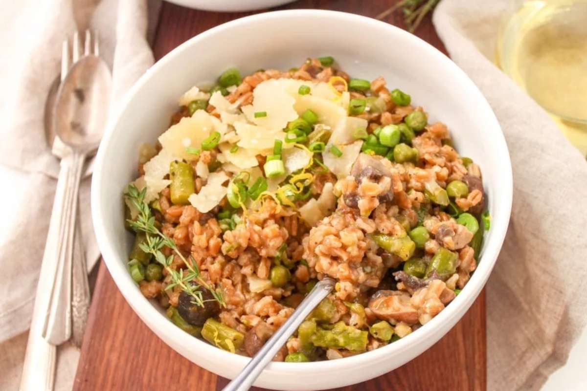 Creamy Instant Pot Farro Risotto with Mushrooms & Asparagus. 