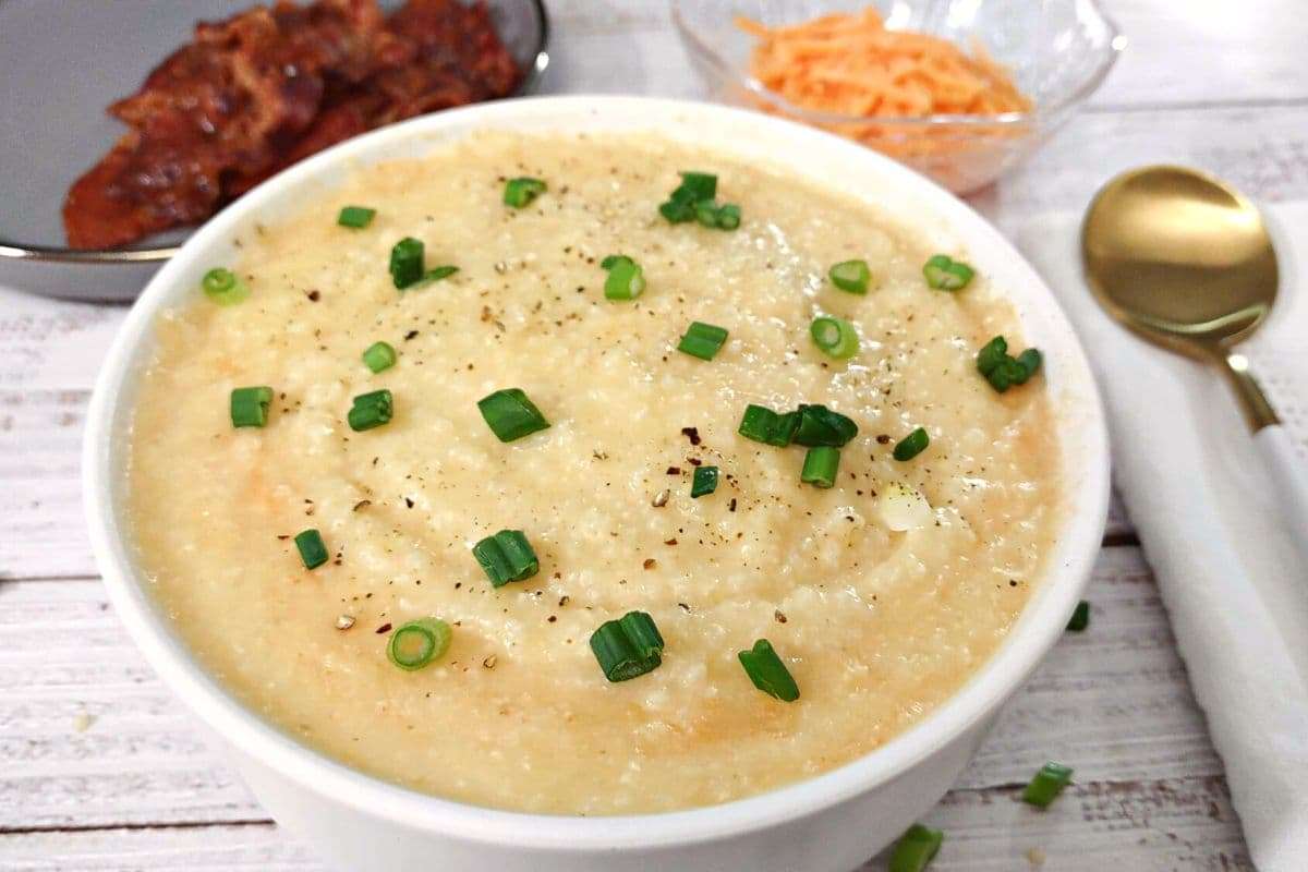 Creamy Microwave Grits With Garlic And Cheese. 