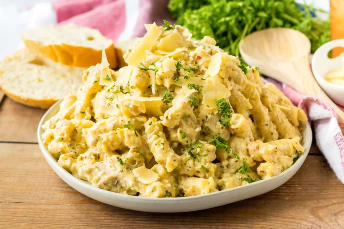 Crockpot Parmesan Garlic Chicken Pasta