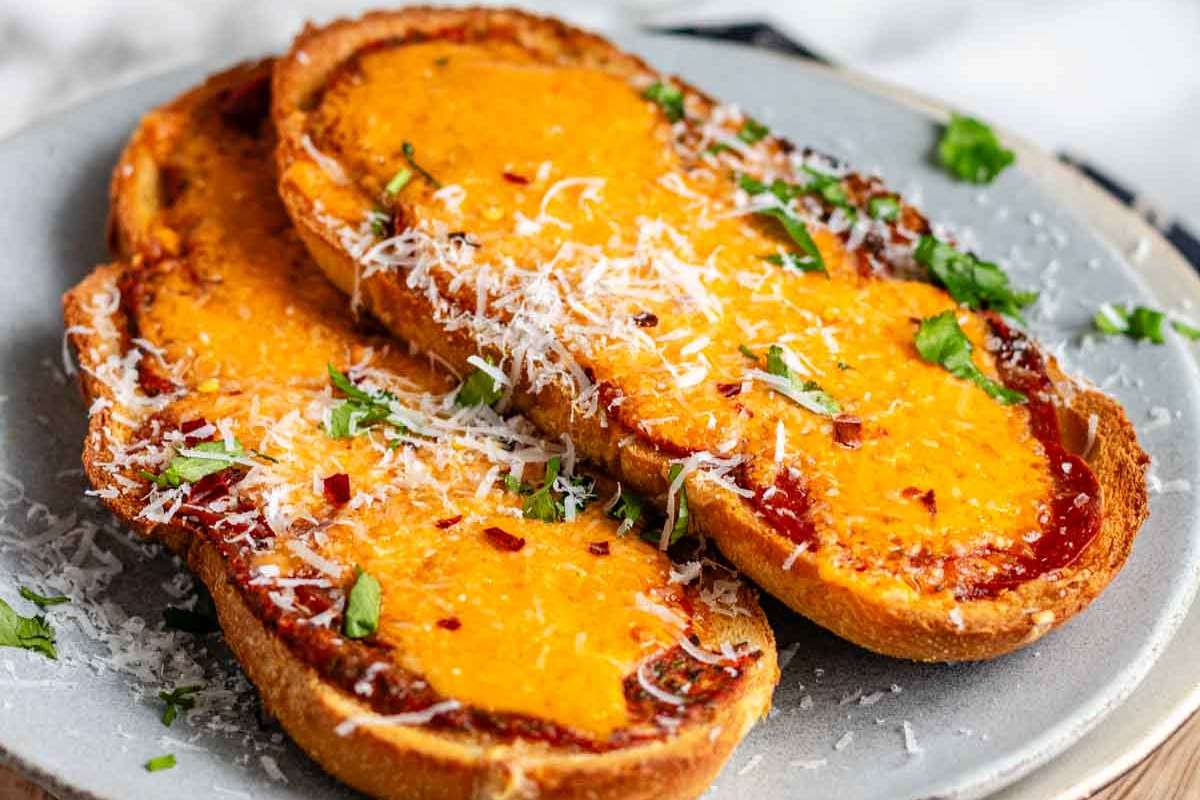 Easy Air Fryer Garlic Bread Pizza Toast.