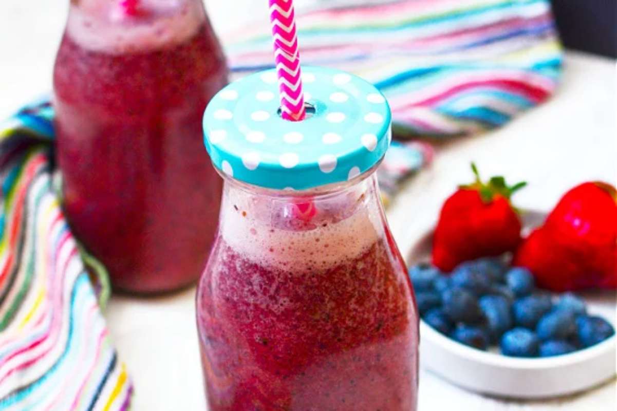 Easy Berry Green Smoothie (With Banana And Kale). 